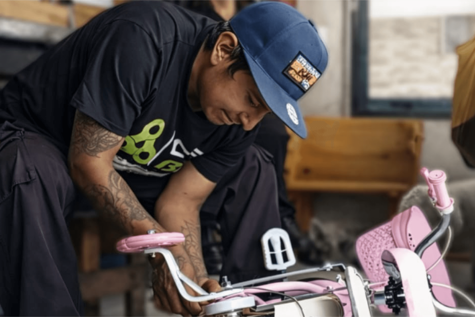 HOMBRE Y BICI ROSADA